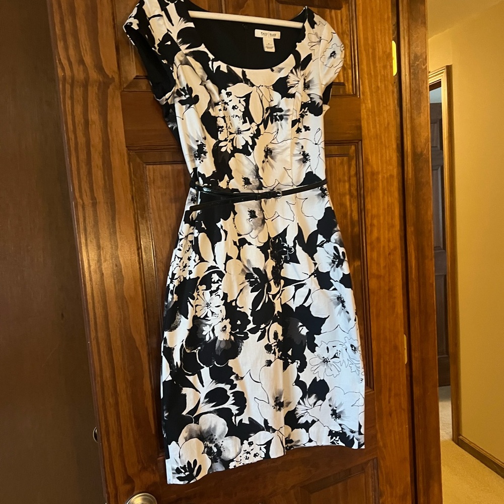 White House black Market Short sleeve dress. Size 4. Lovely dress.